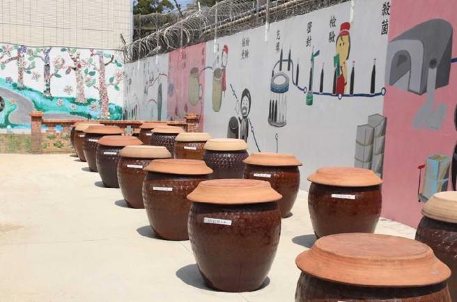苗栗看守所出名的不只是客家肉粽，手工酿制的壶底油也是首屈一指的伴手礼。（图／矫正署提供）