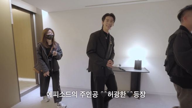 高贤廷分享到一半，许光汉正好从电梯走出来。（图／翻摄高贤廷YouTube） 