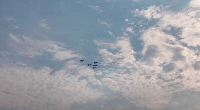 17日國軍舉行第2次空中分列式預演時，發生1架勇鷹高教機（左二）受亂流影響險些脫隊情形。（圖 / 讀者提供）