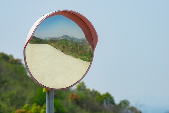 日本一名小6男童在放学回家路上，遭路边的反光镜砸伤，专家调查发现元凶竟是「狗尿」。（示意图：Shutterstock／达志）