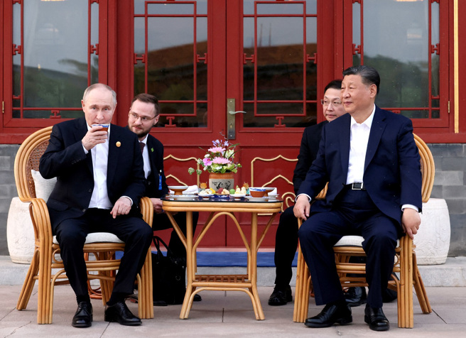 应大陆国家主席习近平邀请，俄罗斯总统普丁5月16日至17日对中国进行国事访问。图为习近平16日在中南海接待普丁品茶。（图／路透社）