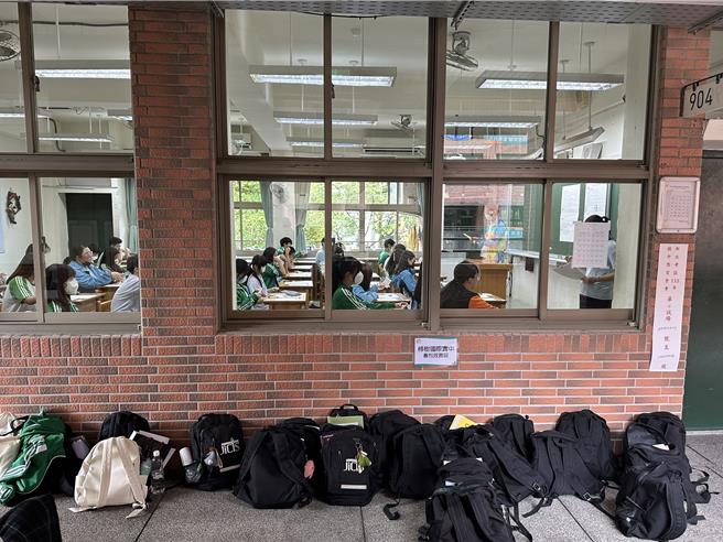 国中教育会考今（19）日进入第2天，依序考自然、英语阅读、英语听力。（高钧麟摄）