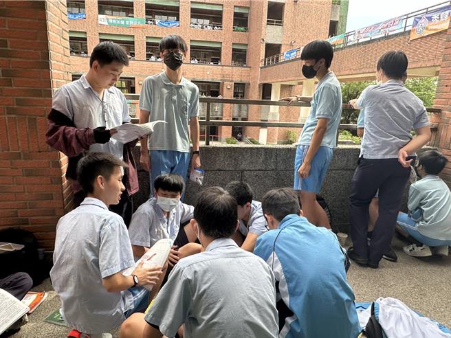 考生把握最后时间，拿起书本猛K。（高钧麟摄）