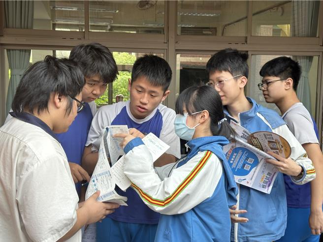 考生与同学讨论题型。（高钧麟摄）