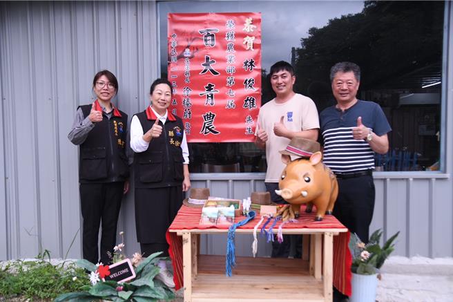 農業部百大青農名單甫出爐，花蓮今年共有5位青農入選，縣長徐榛蔚（左二）18日前往其中1名入選者林俊雄（右二）與夥伴經營的「後山蕨起」貼榜祝賀。（花蓮縣政府提供／羅亦晽花蓮傳真）