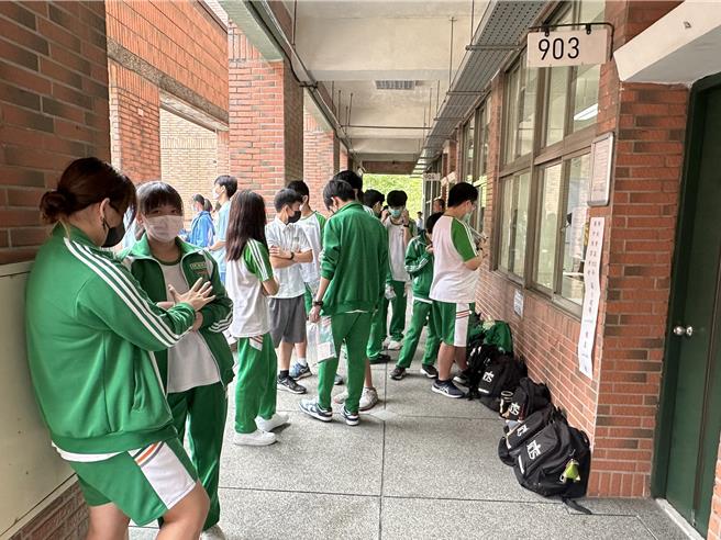 有些考生望着远方放空，舒缓紧张情绪。（高钧麟摄）