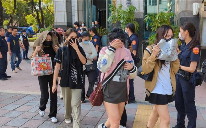 警方將24名泰國籍女子送移民署專勤隊等待遣返。（胡欣男攝）