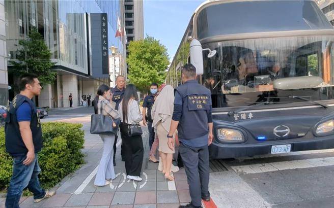 警方將24名泰國籍女子送移民署專勤隊等待遣返。（胡欣男攝）