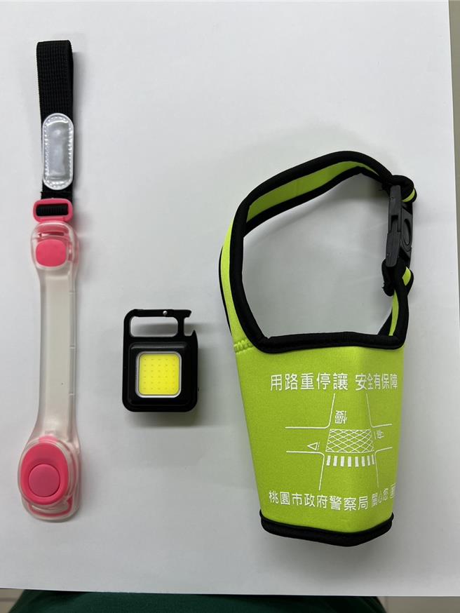 交通警察大隊繼「事故退扇」獲得迴響後，又準備背包扣環警示燈、LED發光燈條、反光水壺提袋等宣導小物。(警方提供／蔡依珍桃園傳真)