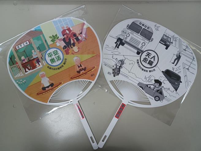 交通警察大隊繼「事故退扇」獲得迴響後，又準備背包扣環警示燈、LED發光燈條、反光水壺提袋等宣導小物。(警方提供／蔡依珍桃園傳真)