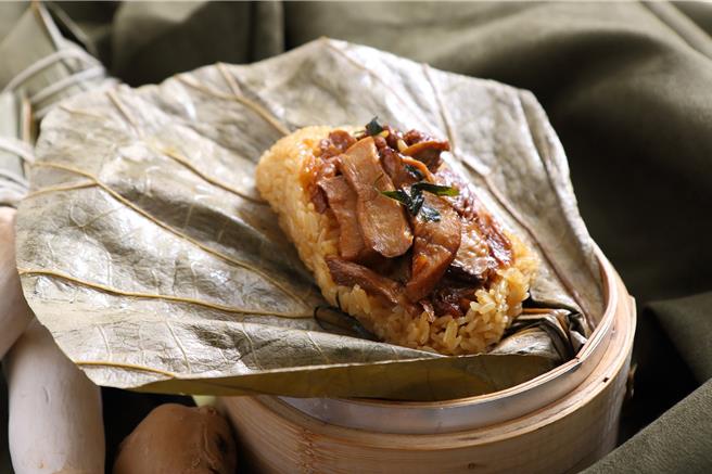 「三杯杏鮑菇粽」以經典三杯作法料理而成，連續3年獲獎，曾一舉抱走媒體評比的飯店組素粽冠軍。（圖／老爺大酒店）