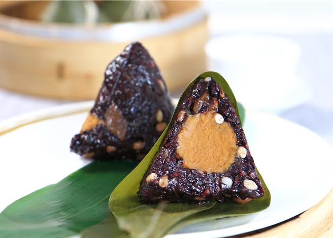 老少咸宜的「松子紫米地瓜粽」，外層選用養生紫米、松子、桂圓等食材，香氣濃醇，軟糯入味口感好。（圖／老爺大酒店）