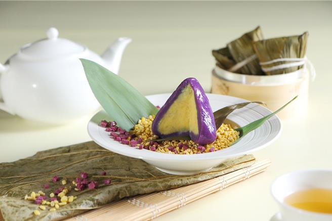 顏色吸睛的「紫薯豆沙粽」，內餡是以自製的綠豆仁打成泥狀，再披上紫地瓜的外衣，配色鮮明，用料天然健康。（圖／老爺大酒店）