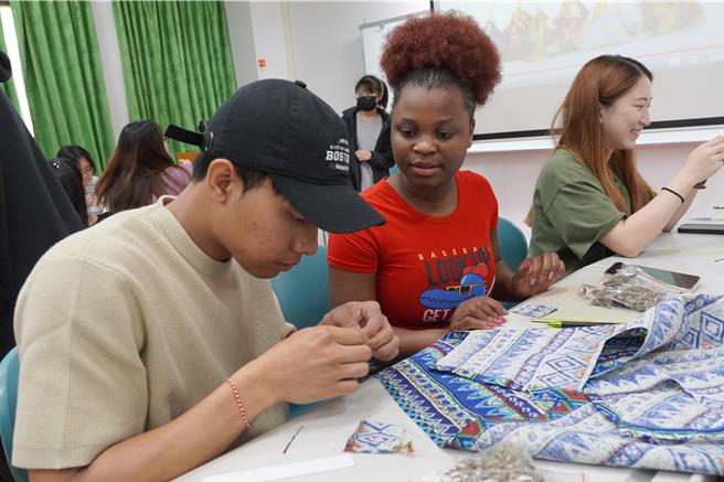 大叶大学请来药学系老师配制中药材，再邀请外籍学生，一同体验自己动手做出属于自己的香包，让学生们感觉很新鲜。（大叶大学提供／叶静美彰化传真）