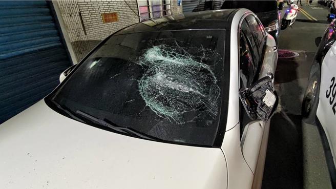 白色賓士車前擋風玻璃遭砸毀損。（新北市三重警分局提供／呂健豪新北傳真）