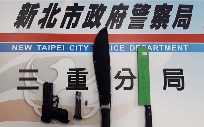 警方查扣開山刀、西瓜刀、改造槍枝及子彈等證物。（新北市三重警分局提供／呂健豪新北傳真）