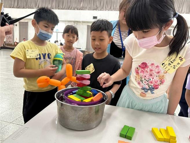 活动现场，各项活动内容包括儿保知识补给站、儿保VR虚拟实境游戏、亲子闯关以及盆栽种植等，都吸引了孩子们的积极参与。（北家扶中心提供／林雅惠高雄传真）