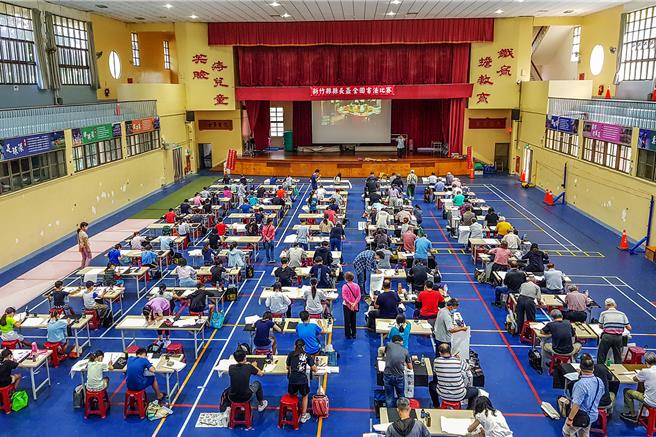 新竹县政府盘点未装设冷气或冷气损坏的学校活动中心或礼堂，核定第1梯次补助六家国小等9所学校装设冷气，让学习环境更舒适，图为六家国小礼堂举办县长杯全国书法比赛。（罗浚滨摄）