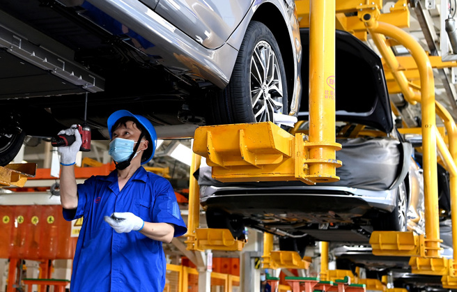 大陆电动车厂高管透露，不担心美国上调电动车关税至100％，因为他们并未直接将车辆售往美国，但他们担心华府对其他国家释出的讯号。图为西安比亚迪员工为新能源车进行装配。（资料照／新华社）