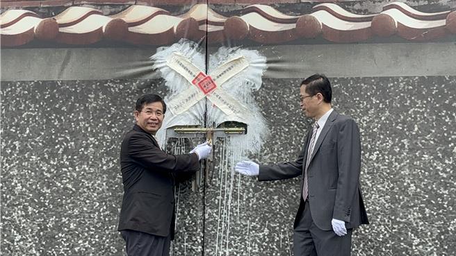 國中教育會考19日中午結束，教育部長潘文忠中午抵達豐原闈場，主持啟闈儀式，迎接入闈的老師及工作人員出闈。（馮惠宜攝）