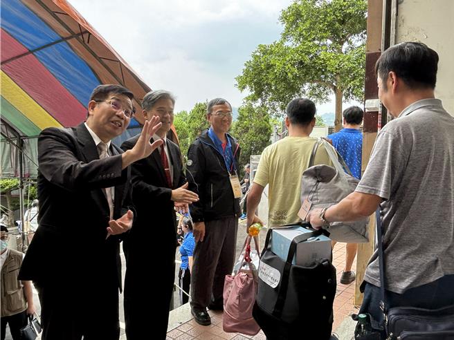 國中教育會考19日中午結束，教育部長潘文忠中午抵達豐原闈場，主持啟闈儀式，迎接入闈的老師及工作人員出闈。（馮惠宜攝）