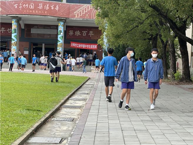 国中会考落幕，补教名师预估南一中最低录取门槛28.8分、南女27.6分。（曹婷婷摄）