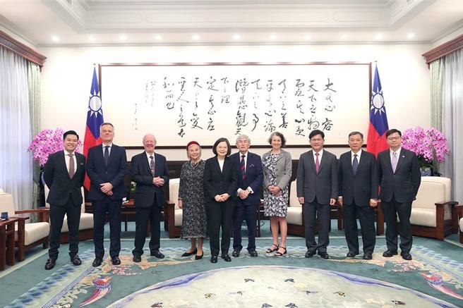 蔡英文总统19日接见英国「台英国会小组」庆贺团及英国对台贸易特使(总统府提供)