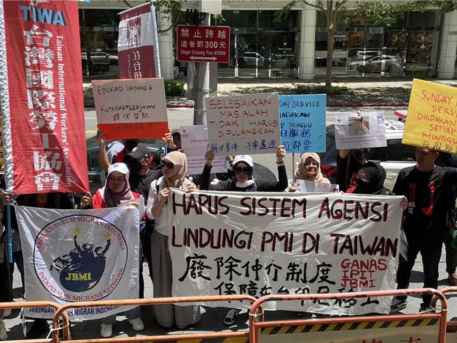 印尼勞工團結組織與印尼在台勞工聯盟19日舉辦記者會，呼取消仲介制度，採用「政府對政府直接聘僱（G to G）」。（蔡佩珈攝）