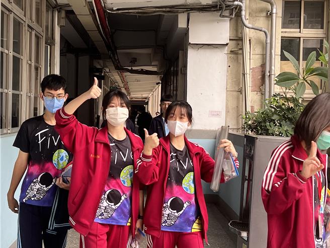 国中教育会考今天落幕，考完试的考生开心比「讚」。（林欣仪摄）