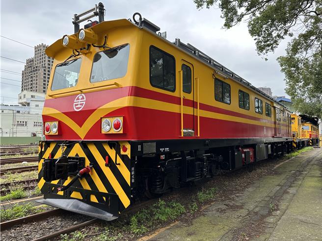 台铁公司为提升电车线设备维修及施工能力，透过韩商打造电力工程车。（台铁提供／陈佑诚台北传真）