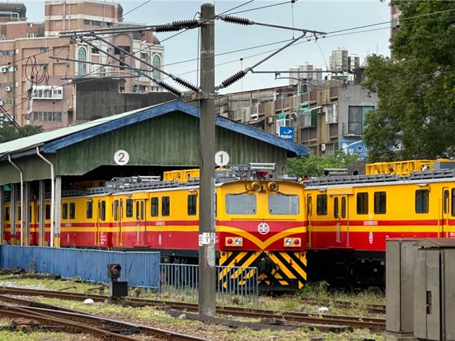 台铁公司为提升电车线设备维修及施工能力，透过韩商打造电力工程车。（台铁提供／陈佑诚台北传真）