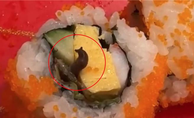 知名寿司店被网友爆料吃到「蛞蝓」，向店家反应却未得到合理说明。（翻摄爆料公社）