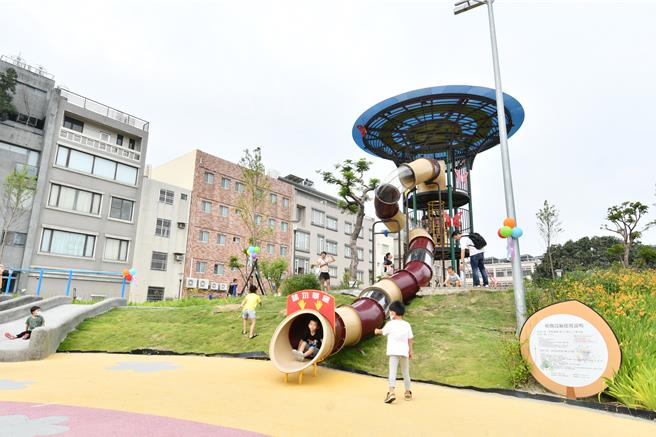 员林市三和公园结合停车场、公园、里民活动中心及日照中心，是彰化县首座四合一功能场域，今日启用。（叶静美摄）