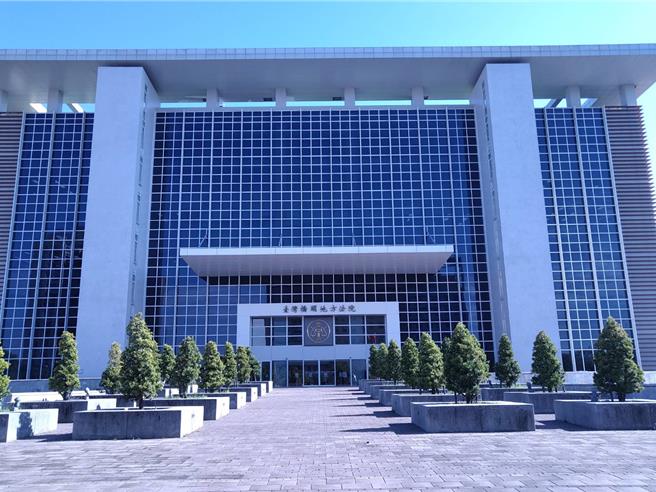 关于诈团律师郑鸿威将300万现金放在桥头地院法官石育恩的办公室一事，台北地检署和廉政署官员上周南下桥院石姓法官的办公室搜索，并约谈石姓法官，司法院18日已确定石被命80万元交保后，随即命石育恩停职。（林雅惠摄）