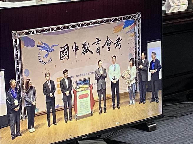 潘文忠（左四）今天是任期最後一天，國中會考全國試務會送一支文昌筆感謝他的付出。（林志成翻攝）