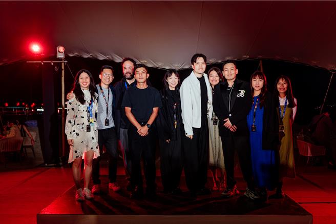 《白衣蒼狗》演員春風（右三）、導演曾威量（右五）齊聚坎城。（文策院提供）