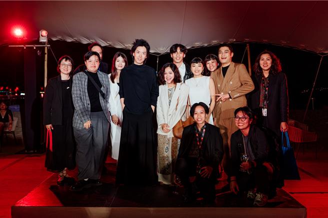 《蟲》劇組演員潘綱大（後排右二）、演員李夢苡樺（後排右四）、演員劉韋辰（後排右五）、導演王凱民（中間黑衣者）。（文策院提供）