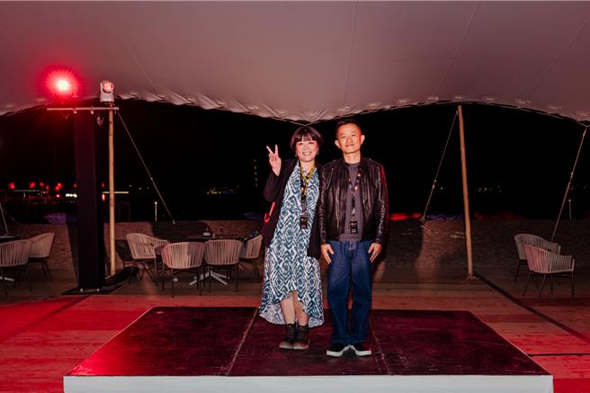 紀錄片《歌舞的我們》導演盧盈良（右）和共同製片謝璇（左）參加坎城影展台灣之夜。（文策院提供）