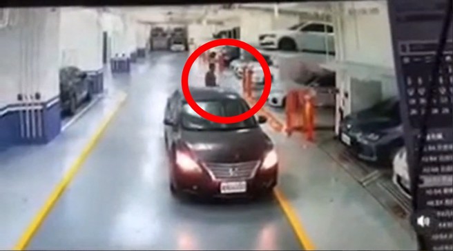 先進去停車格的BMW駕駛都還沒下車，就遭後方駕駛操作控制盤，將車輛下降到地下。（翻攝爆料公社）