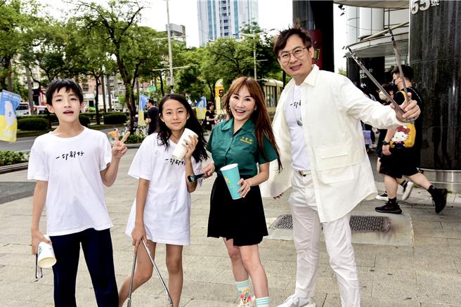 王宥忻全家人今參與淨街活動。（固力狗提供）