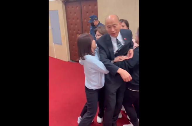 王鴻薇曝光了一段韓國瑜遭抱住、動彈不得的畫面，可看到韓（中）遭綠委賴惠員（左二）從後方環抱，藍委李彥秀（左一）、王育敏（右二）上前阻止。（圖 / 擷取自王鴻薇臉書）