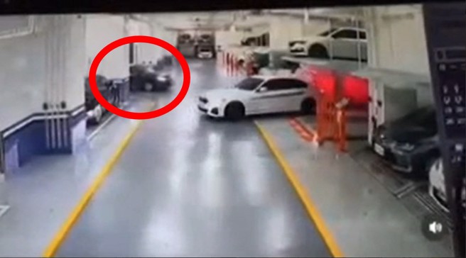 白色BMW在停車時，後方黑色轎車就有看到，網友懷疑關人是故意行為。（翻攝爆料公社）