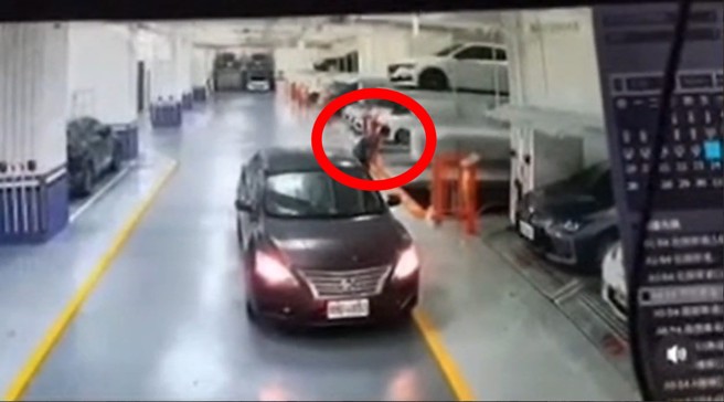 啟動機械停車格把BMW關在地下，黑色駕駛還不斷往下觀看。（翻攝爆料公社）