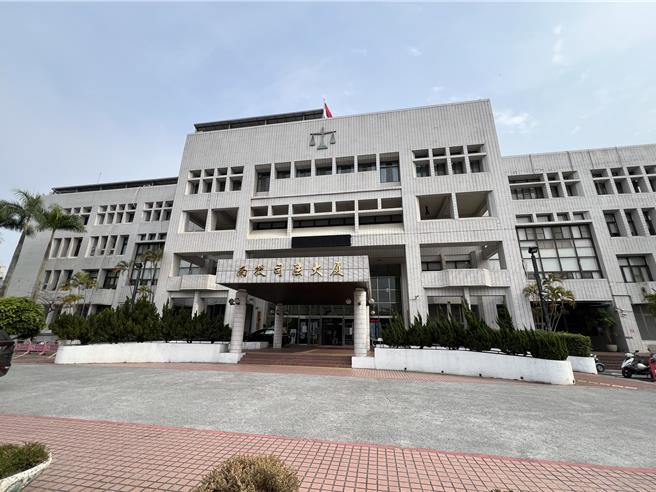 南投縣20歲陳姓大二生，拍攝與14歲女友性愛影片，還誘使女友拍攝裸體、自慰影像供其觀賞，南投地院以違反本人意願使少年被拍攝性影像等罪，判陳男應執行有期徒刑4年。（王煌忠攝）