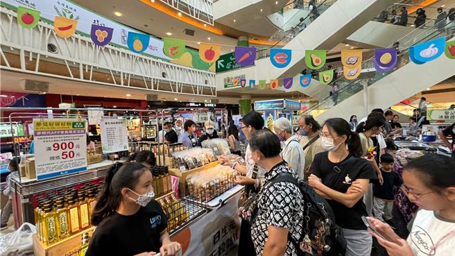 高雄梦时代携手屏东县工商发展投资策进会，举办「梦见好屏好物」屏东物产展，行销在地农特产品。（柯宗纬摄）