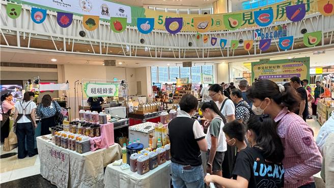 高雄梦时代携手屏东县工商发展投资策进会，举办「梦见好屏好物」屏东物产展，行销在地农特产品。（柯宗纬摄）