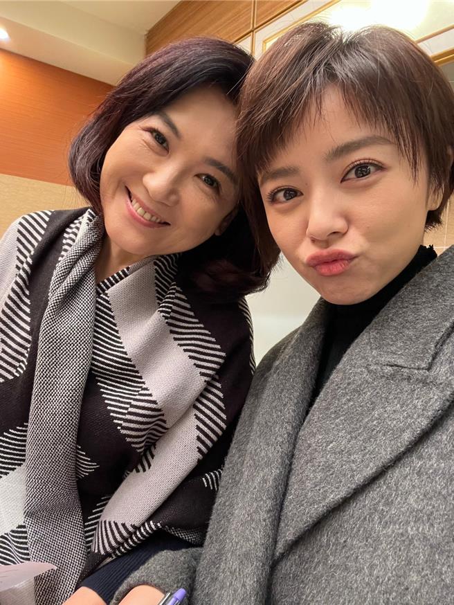 姚黛玮与戏中女儿王瞳戏外也感情好。（民视提供）