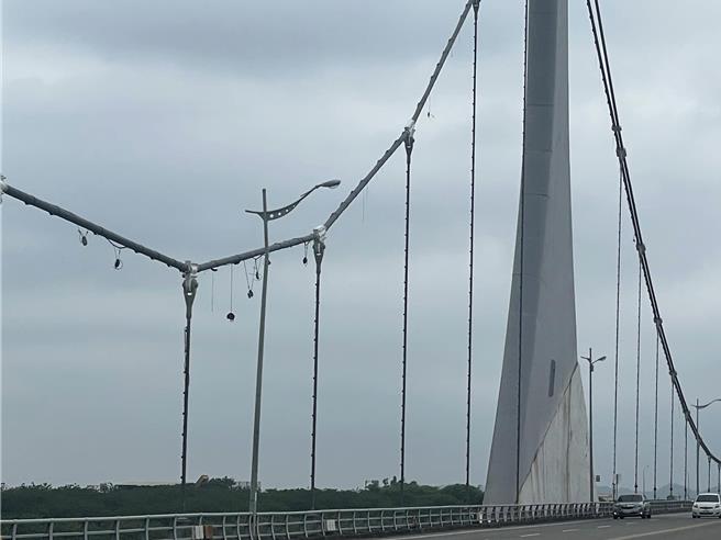 客屬大橋LED燈具搖搖欲墜。（徐裕逢提供／李京昇苗栗傳真）