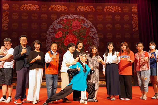 新北社会局与教育局联合举办美感体验身心灵飨宴增能研习课程，让900名教保员纾解压力，以稳定托育照顾品质。（新北市社会局提供／吕健豪新北传真）