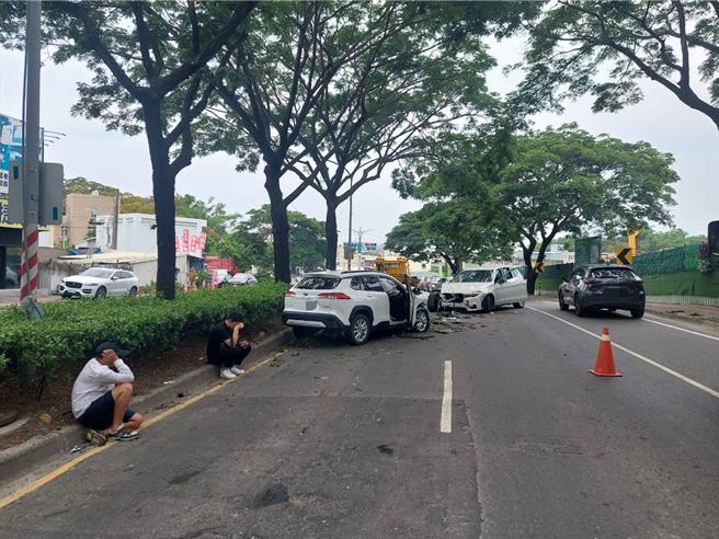 高雄市鳥松神農路、同富街口19日發生一起自撞車禍，一輛往大寮方向的BMW左前車頭突撞上分隔島後，又撞上同向右側車道的自小客車，接著BMW撞上分隔島，整台車飛到對向車道，再和對向的Toyota RAV4發生撞擊，警消到場將3名傷者送醫，經酒測，BMW吳姓車主酒測值高達0.7mg／l，超過法定標準值，後續將依公共危險罪送辦。（警方提供／林雅惠高雄傳真）